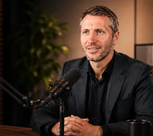 Alexandre Sigoigne, directeur général d'HETIC, en enregistrement podcast lors d'une interview consacrée à l'intelligence artificielle, l'alternance et les métiers du numérique.