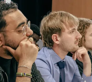Un groupe d'étudiants d'HETIC assis dans un amphithéâtre et attentifs pendant une présentation de rentrée