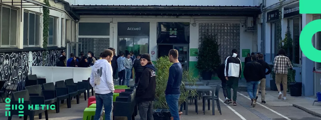 étudiant dans la cour d'Hetic