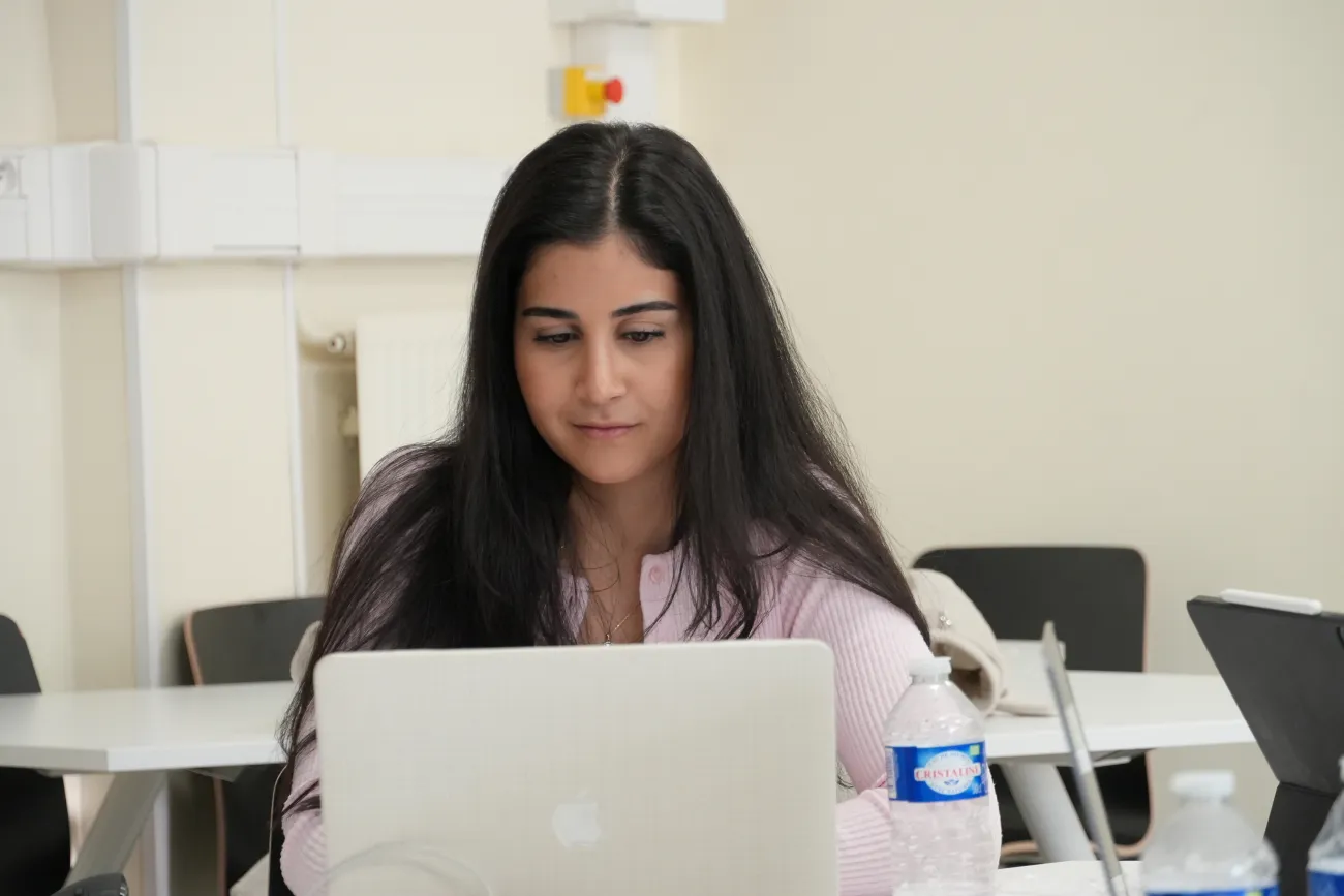 Etudiante studieuse | HETIC Etudiante studieuse | HETIC