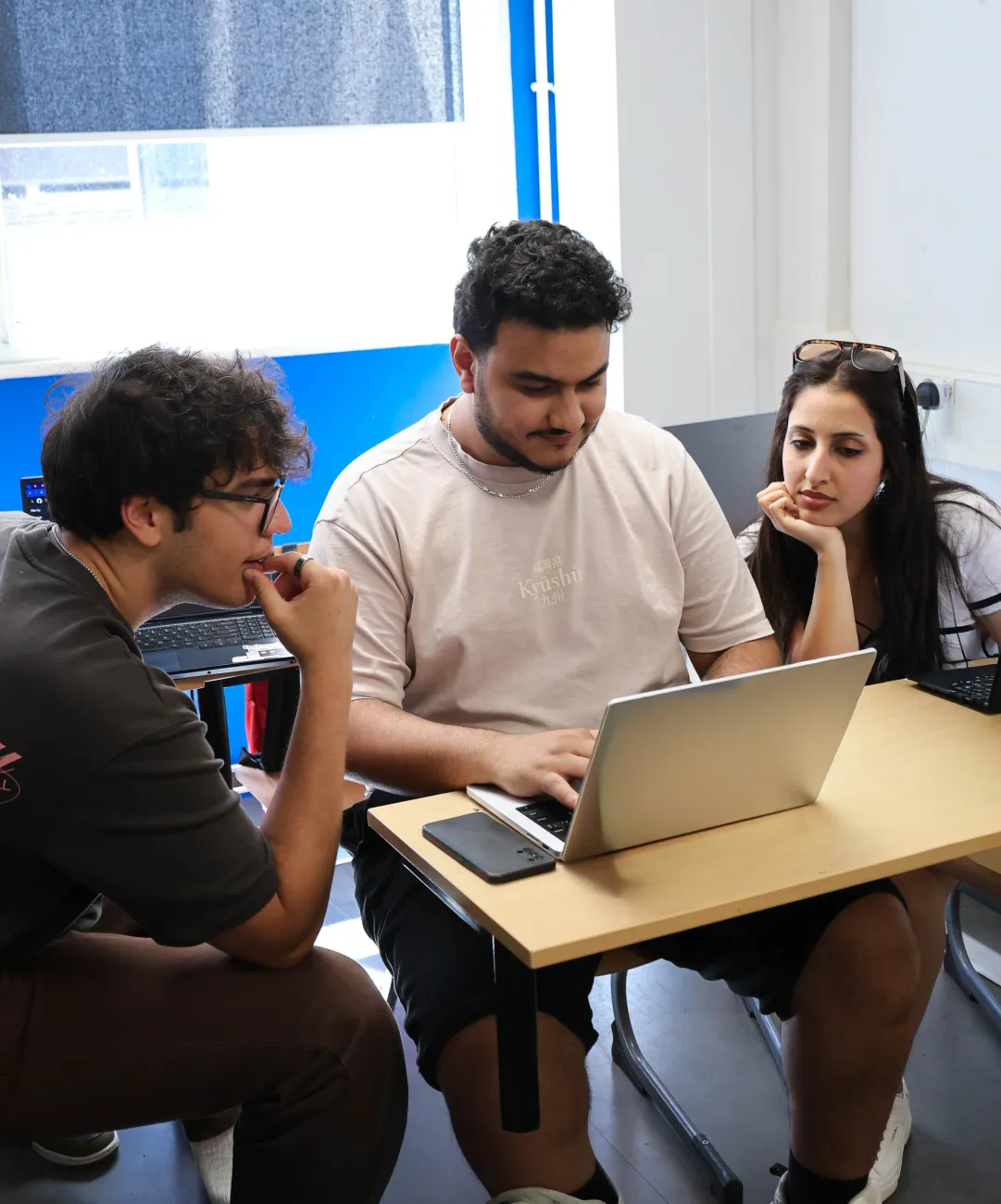 Etudiants d'HETIC travaillant sur un side project