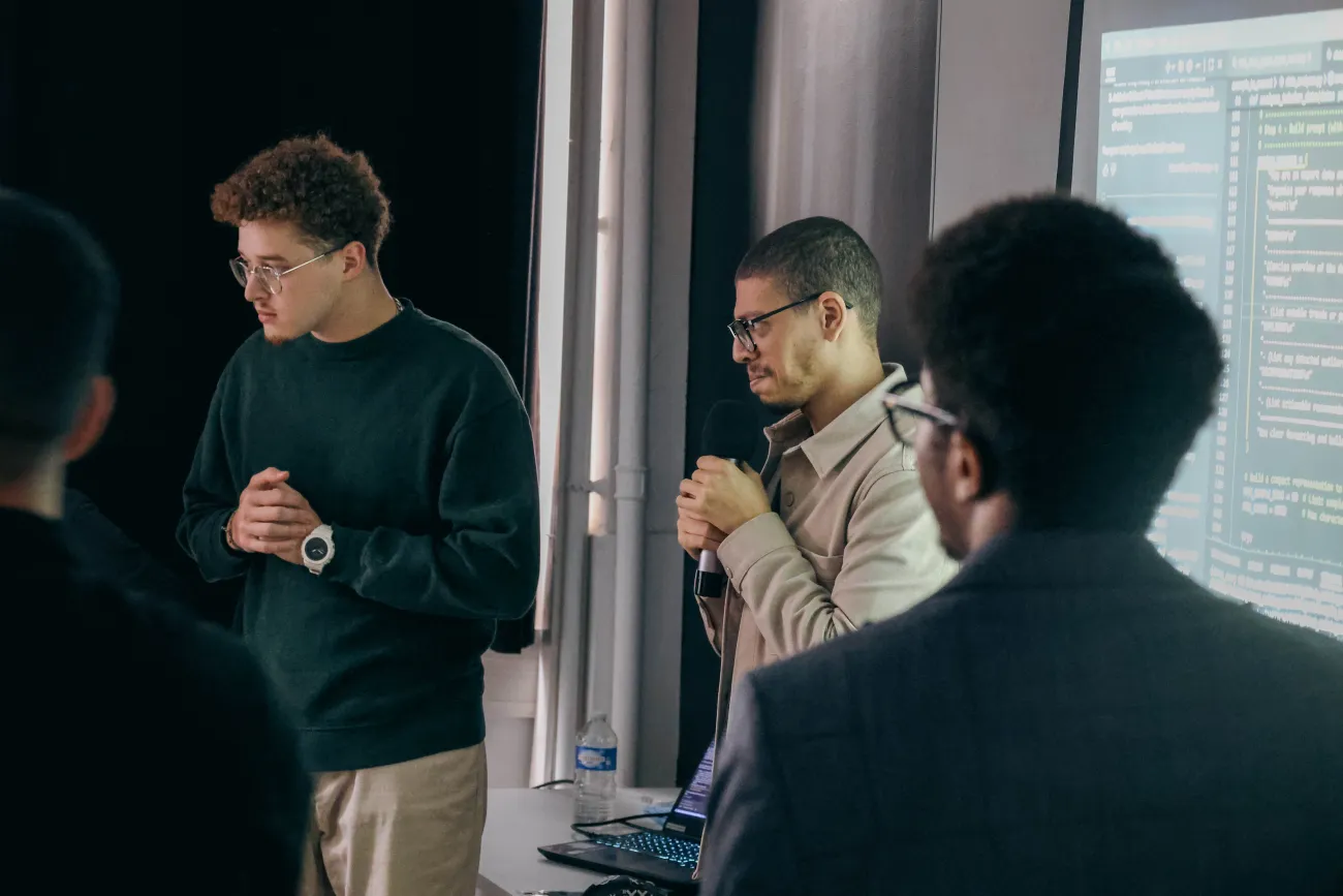 Étudiants du Bachelor Développeur Web HETIC présentent un projet de développement web devant leur promotion lors d'une soutenance.