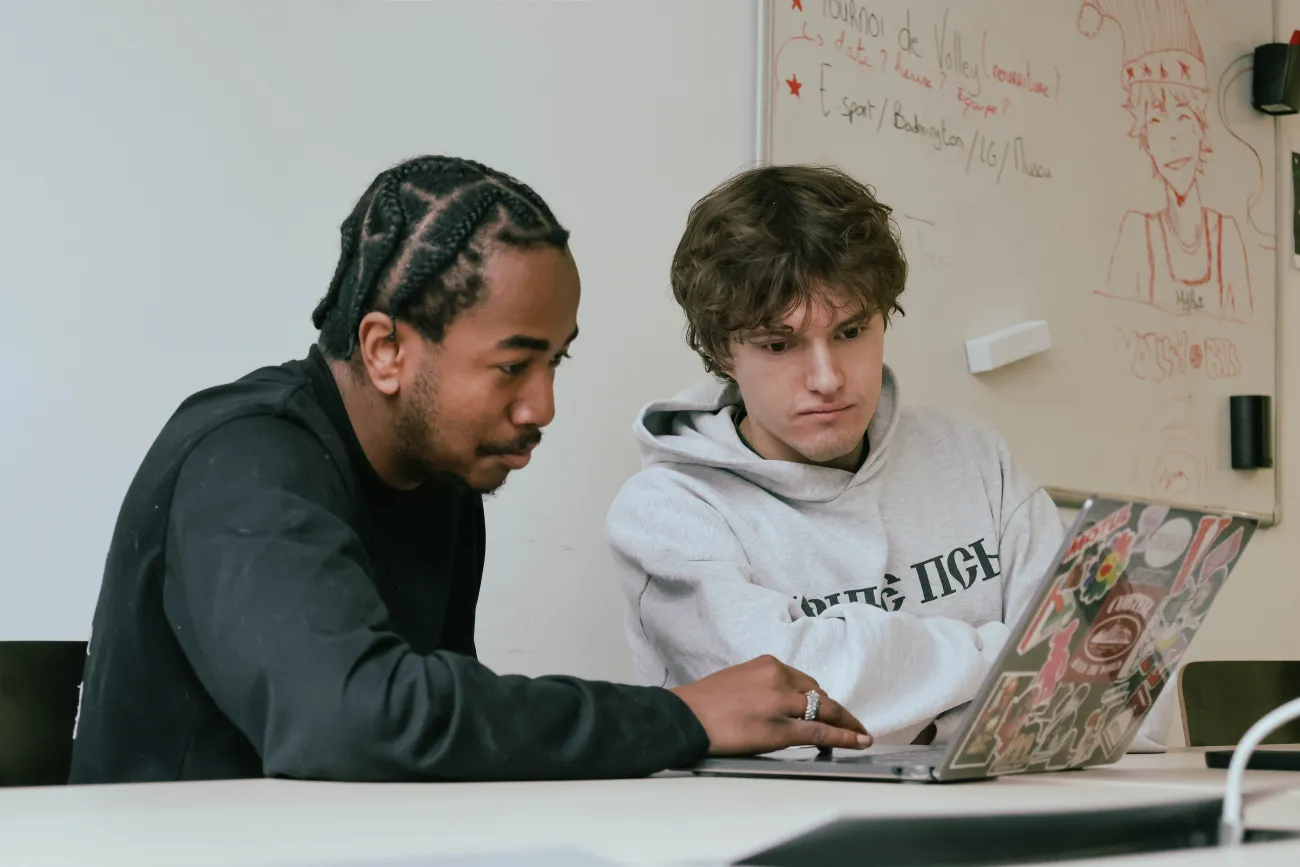 Etudiants de Bachelor en pleine collaboration durant un projet à HETIC
