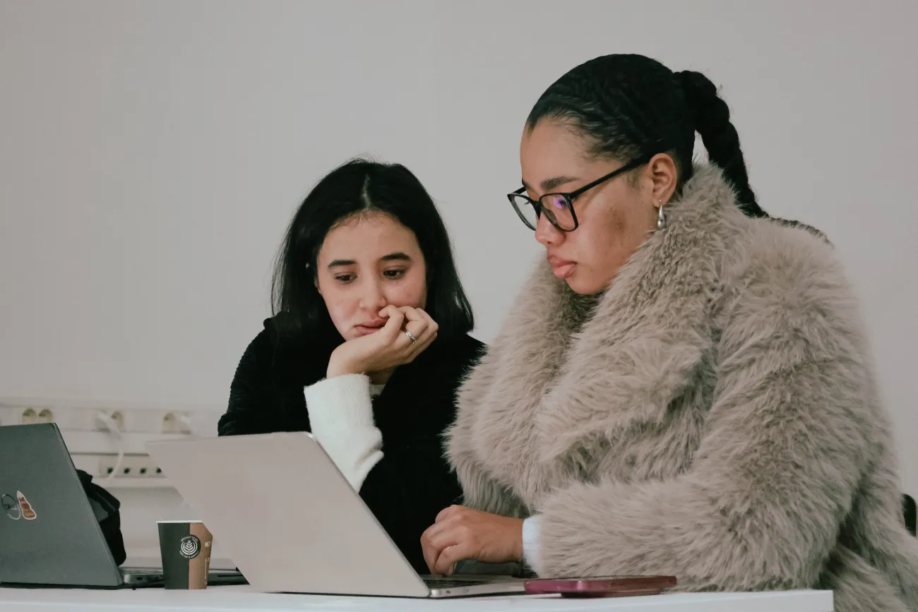 Deux étudiants du Bachelor Développeur Web HETIC collaborent sur le développement d'un projet web en salle de cours.