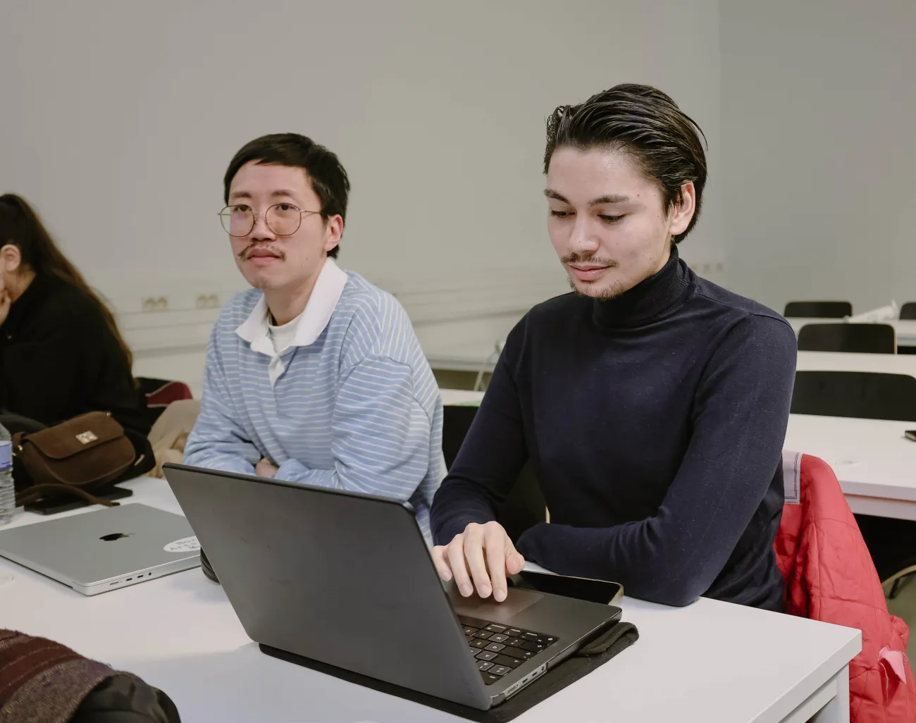 Des étudiants de HETIC souriants en cours