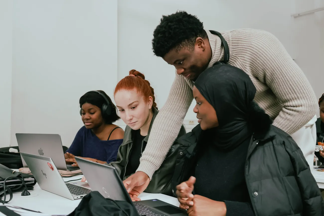 Etudiantes de Bachelors écotant les consignes de l'intervenant durant un projet webmarketing à HETIC
