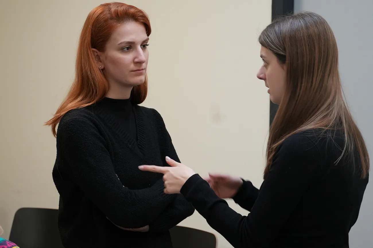 Etudiantes du Bachelors Data et IA en plein brainstorming pour leur projet à HETIC