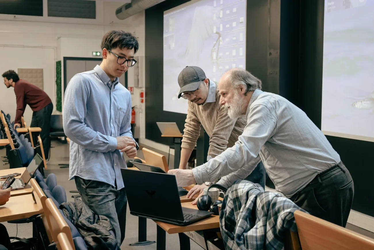 Etudiants en train de présenter le projt sur lequelle il a travaillé