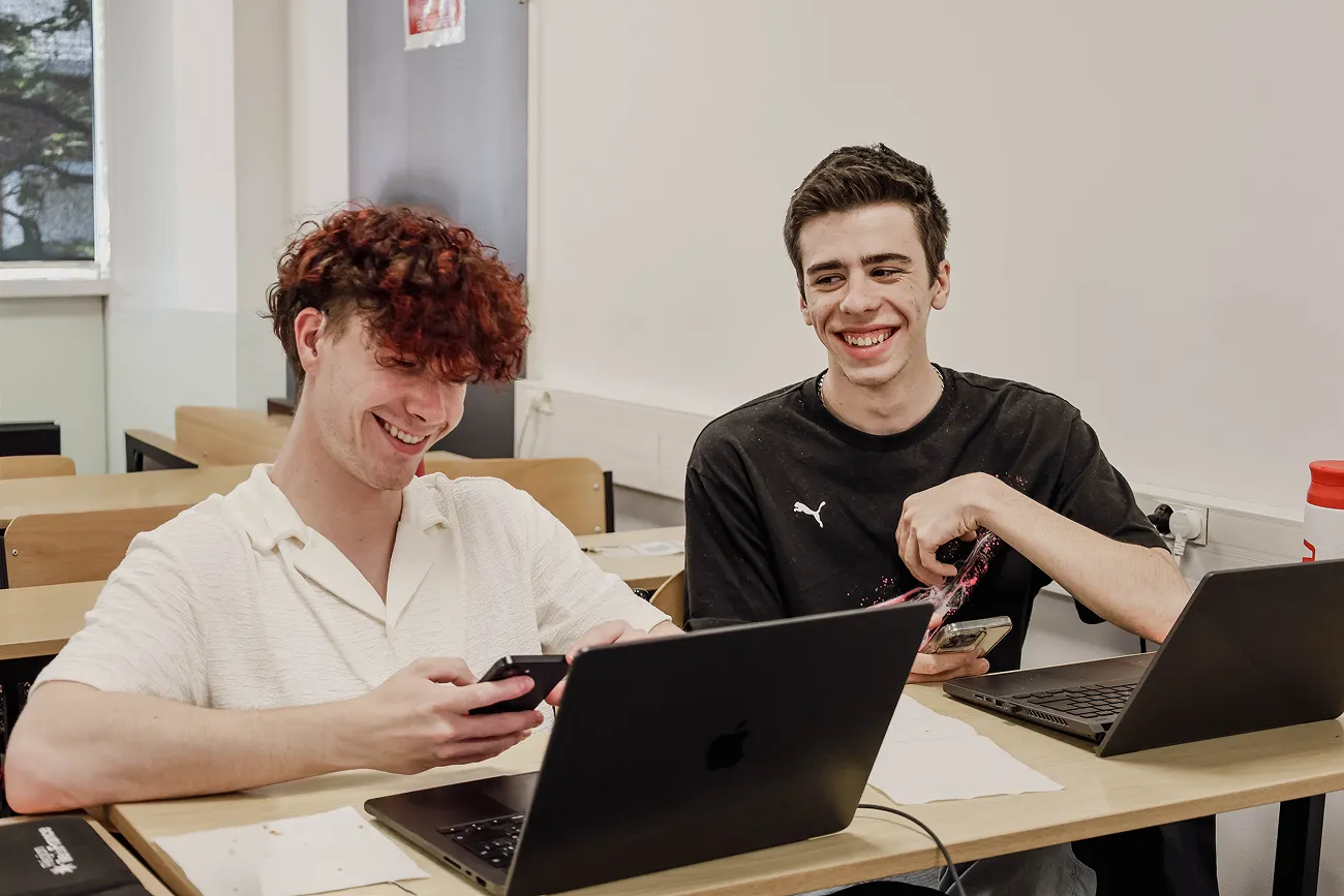 Etudiants de Bachelor en hackathon Lovable à HETIC