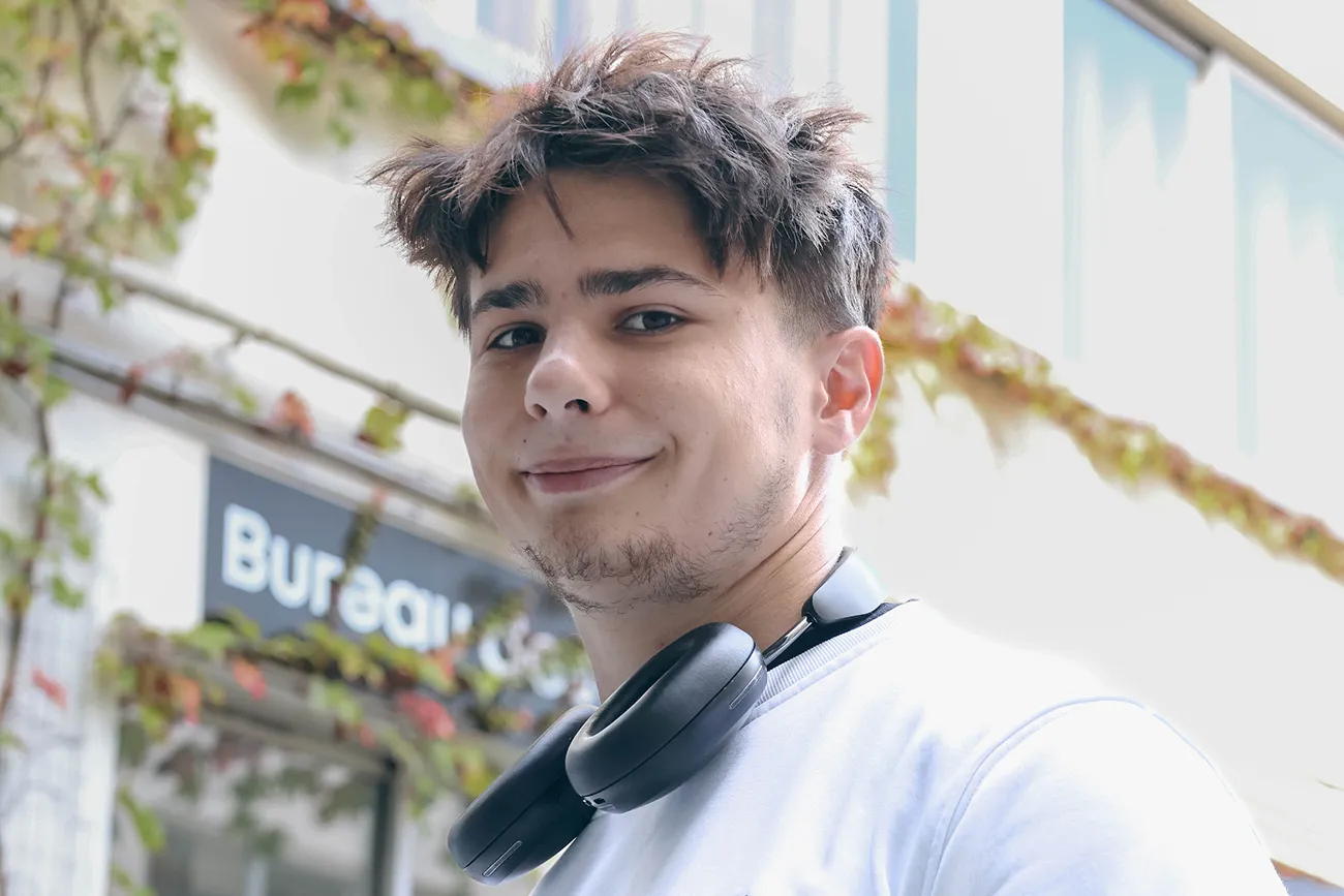 Etudiants en 2e année de Bachelor Data & IA arrive déterminé  à HETIC chaque matin