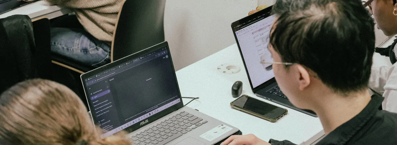 Étudiants HETIC collaborant sur un projet numérique à l'aide d'outils d'intelligence artificielle