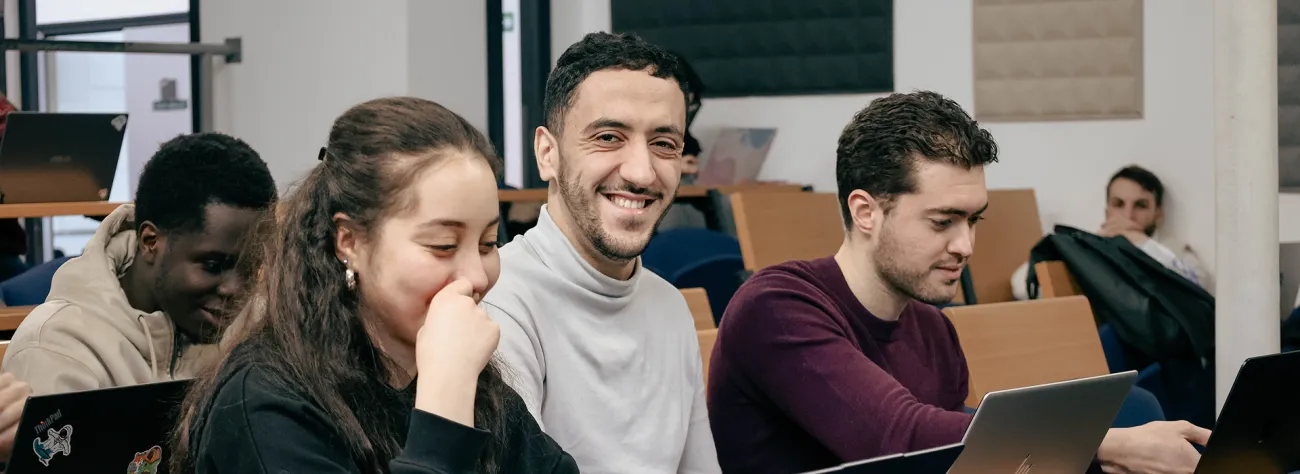 Groupe d'étudiants HETIC travaillant ensemble pendant un cours sur le campus