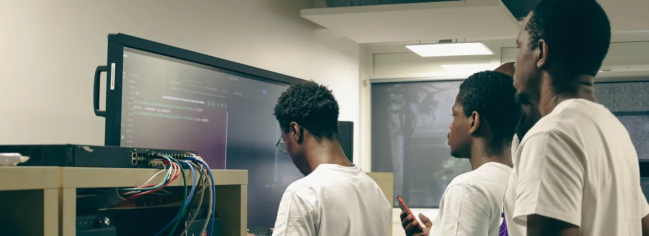 Etudiant du Mastère cybersécurité en pleine collaboration. à HETIC, tous les programmes incluent 30% de pratique