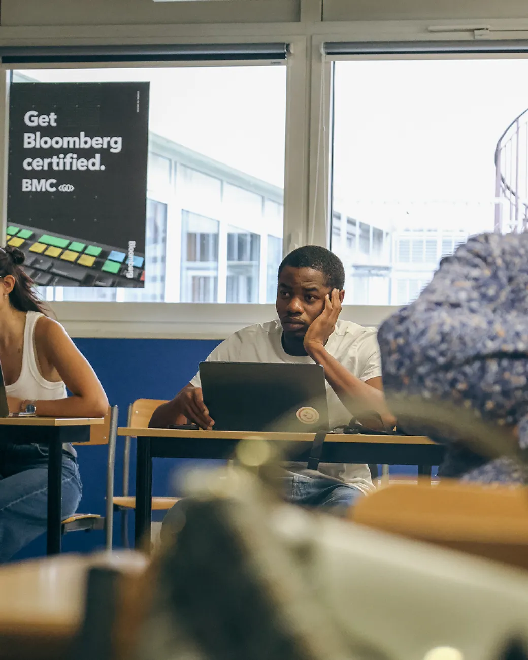 Etudiant d'HETIC utilisant l'IA pour un projet