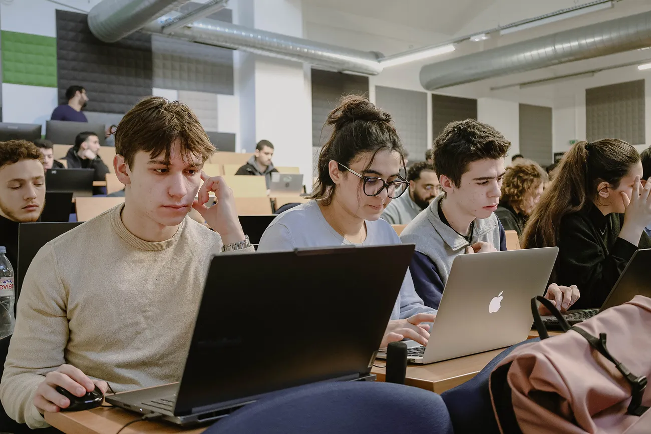 Étudiants du Mastère Data & IA HETIC travaillant sur leurs ordinateurs en amphithéâtre
