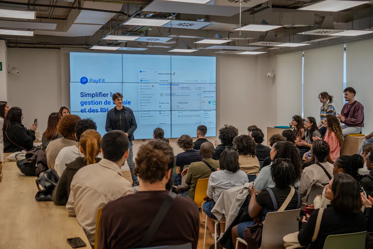 Etudiants du Mastère Marketing Digital & UX en plein projet go to market