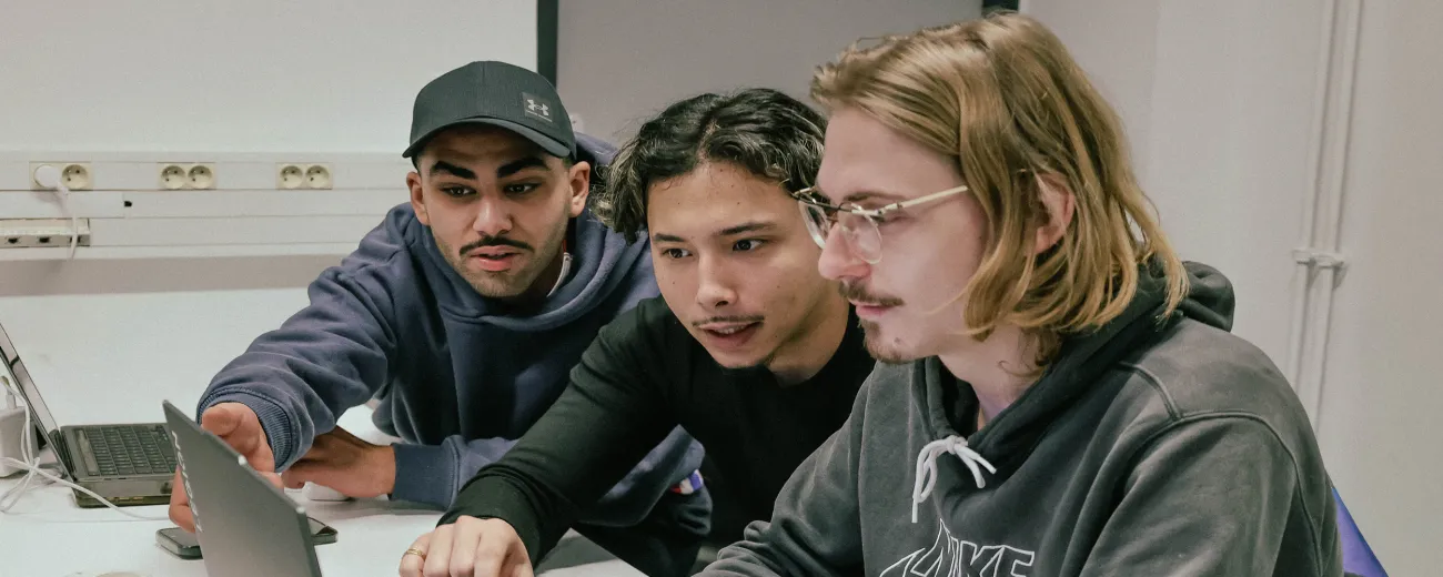 Etudiants de la filière marketing digital d'HETIC qui travaillent sur un projet