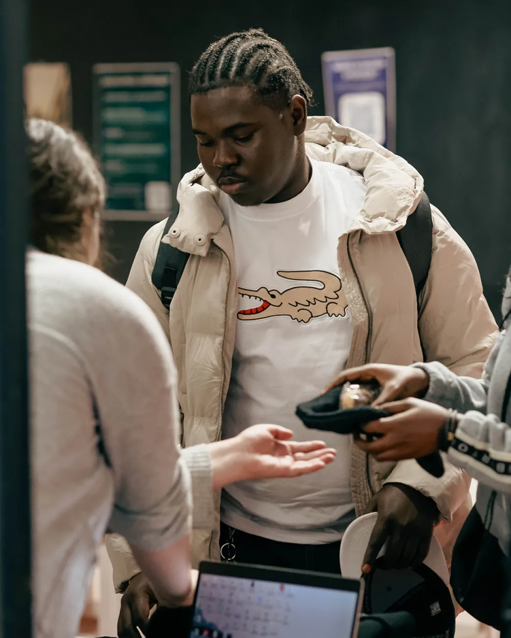 Un étudiant avec son sac à dos échange à l'accueil du campus HETIC le jour de la rentrée