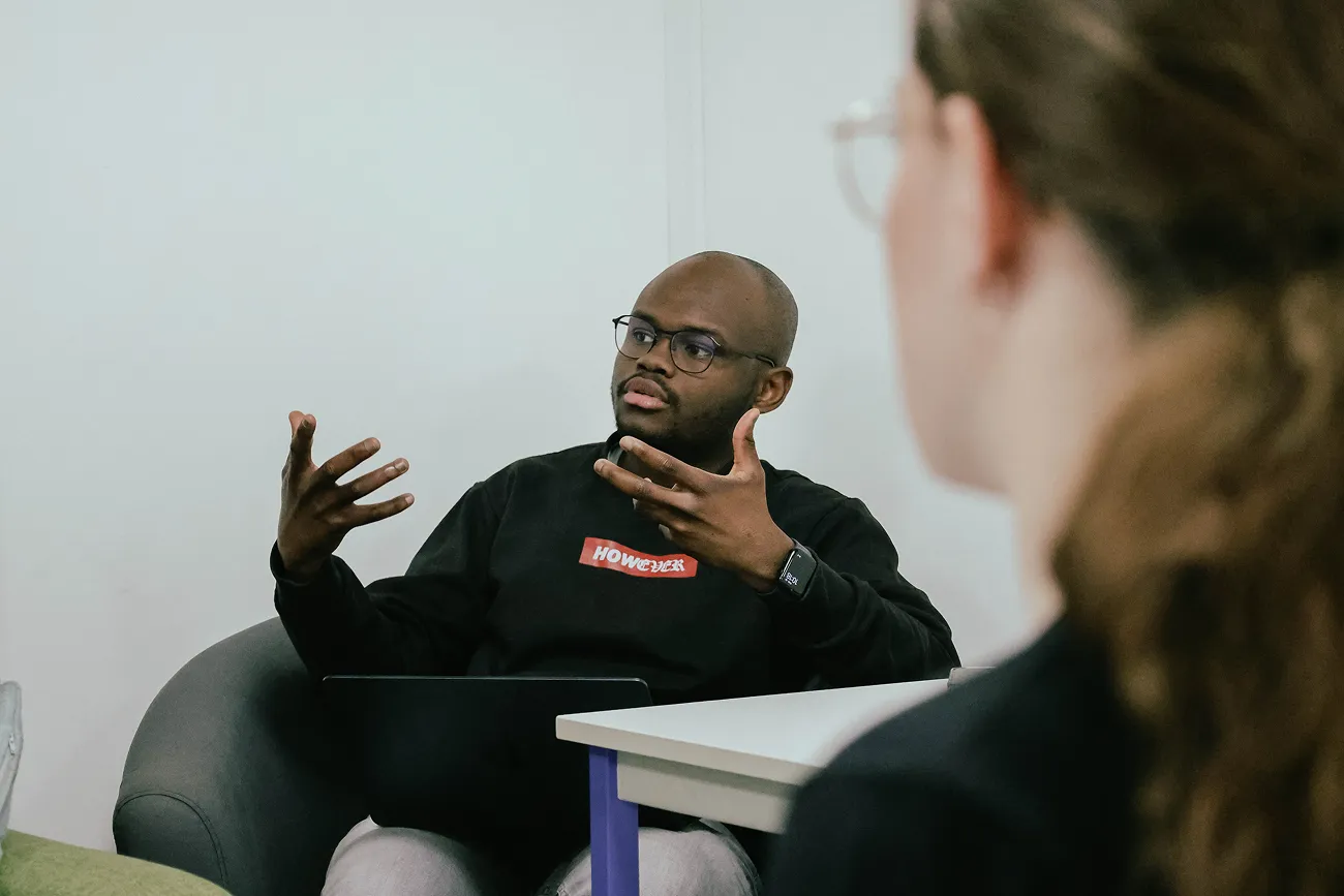 Étudiants du Mastère CTO & Tech Lead HETIC échangeant lors d’un travail en groupe