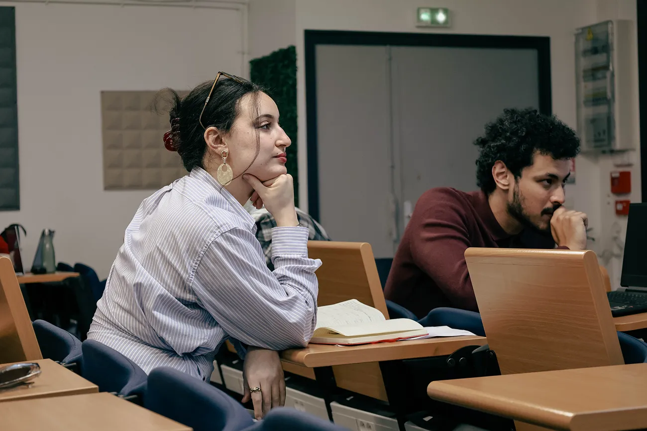 Étudiants du Mastère Data & IA HETIC travaillant sur un projet Data et Intelligence Artificielle