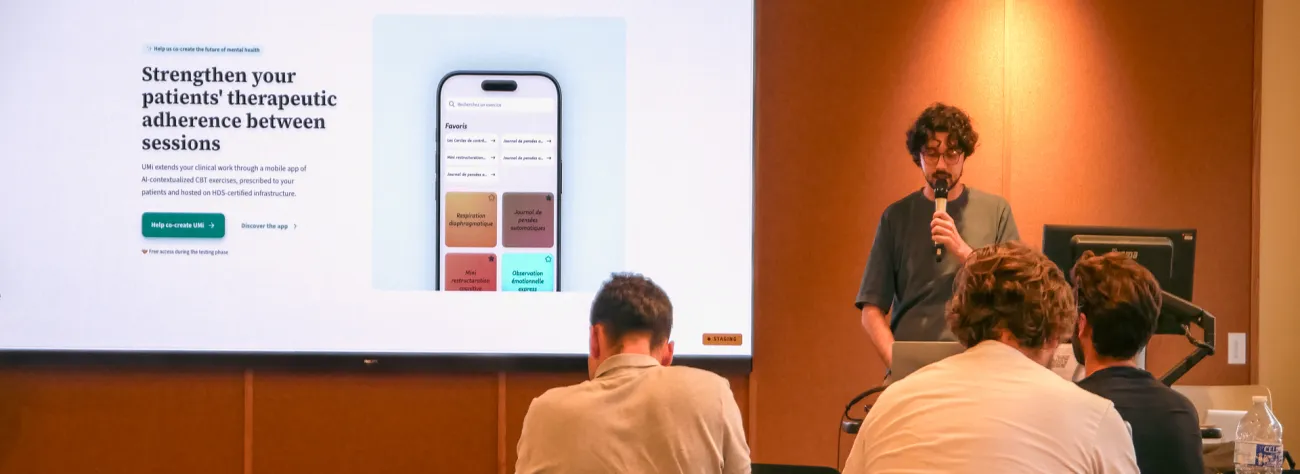 Un étudiant d'HETIC présente son application mobile projetée sur écran devant le jury lors de la Launch Week à Londres