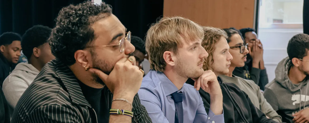 Un groupe d'étudiants d'HETIC assis dans un amphithéâtre et attentifs pendant une présentation de rentrée