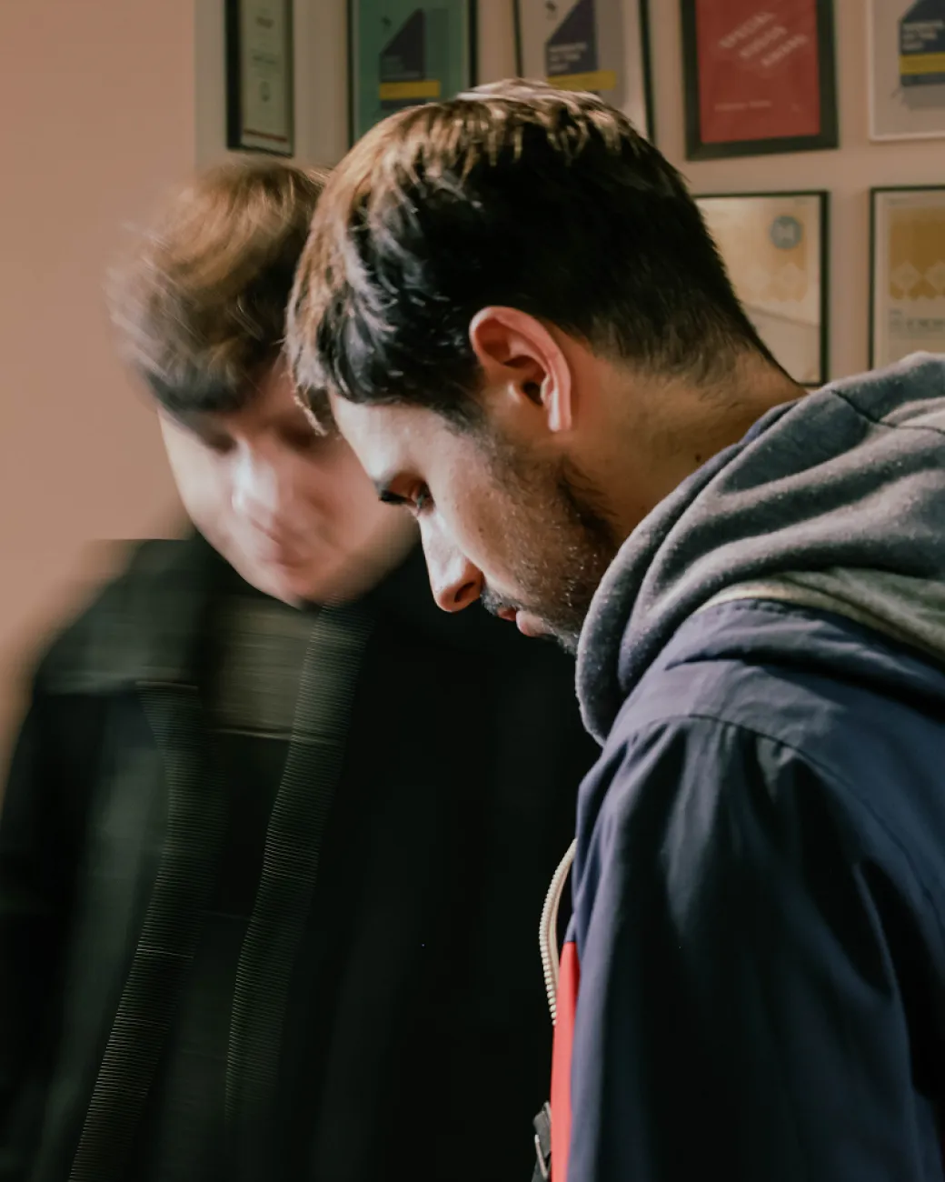 Un étudiant d'HETIC de profil attentif travaillant en binôme avec un camarade dans les locaux de l'école